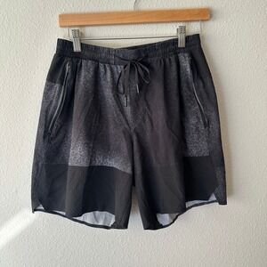 Lululemon Mens License to Train Short 7 Black Grey Static Print Size M